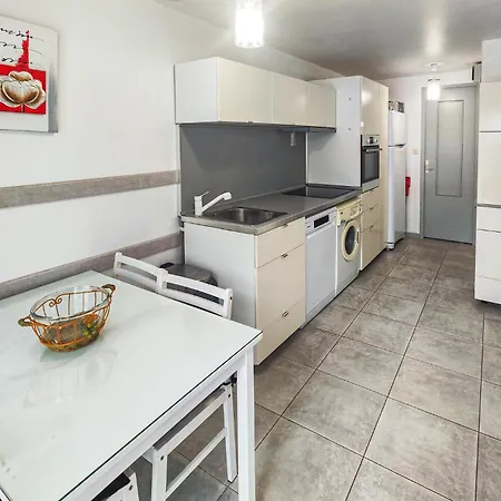 2 Bedroom Awesome In Holiday home *