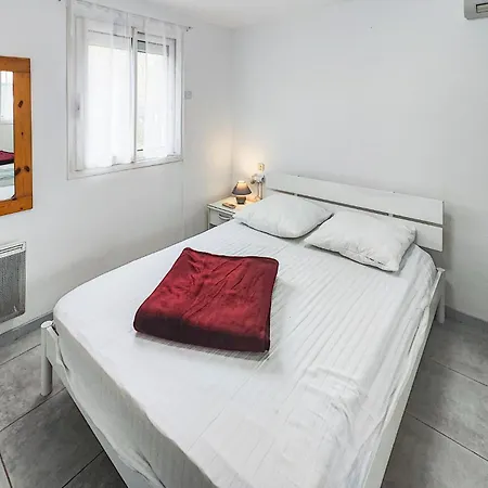 2 Bedroom Awesome In Holiday home *
